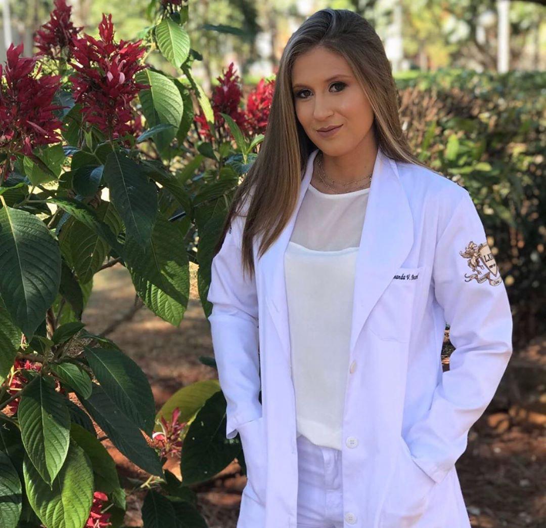Foto de Amanda Bezerril, enfermeira obstetra, sorrindo